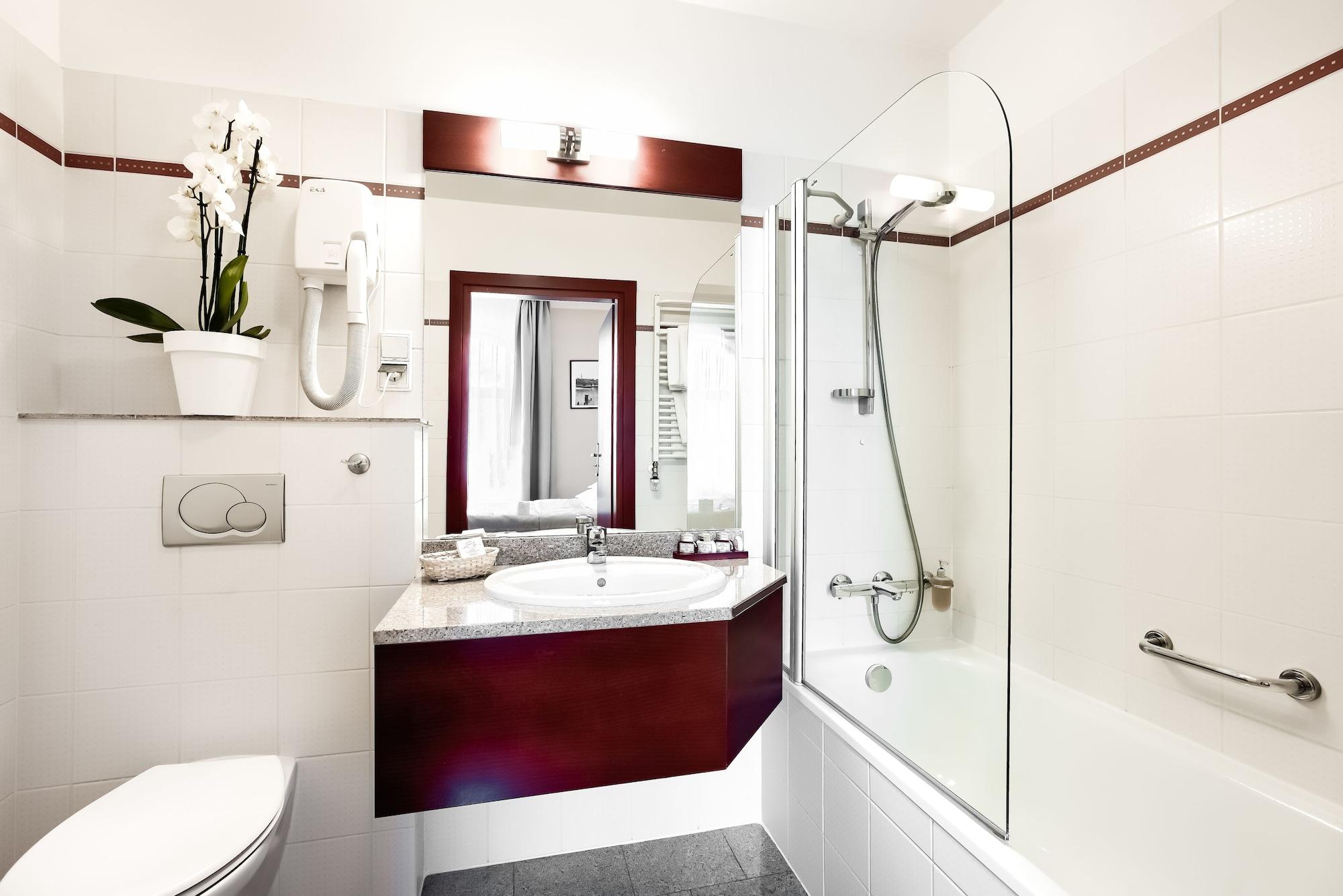 Atrium Hotel 4*