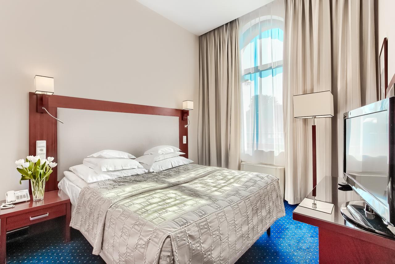 Atrium 4*